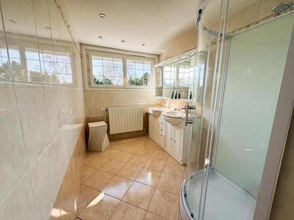 Maison semi plain-pied 220M², 5 à 6 chambres, sous sol complet jardin paysagé