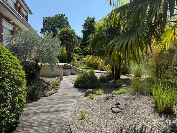 Maison semi plain-pied 220M², 5 à 6 chambres, sous sol complet jardin paysagé