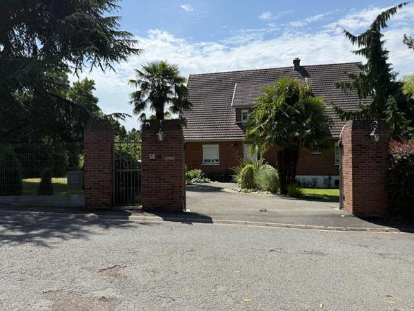 Maison semi plain-pied 220M², 5 à 6 chambres, sous sol complet jardin paysagé