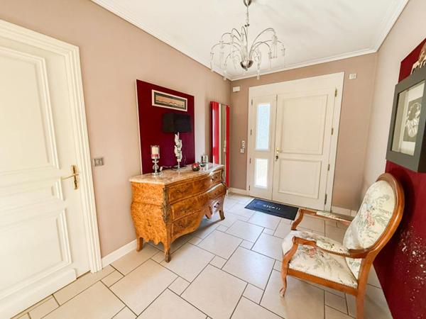 Maison semi plain-pied 220M², 5 à 6 chambres, sous sol complet jardin paysagé