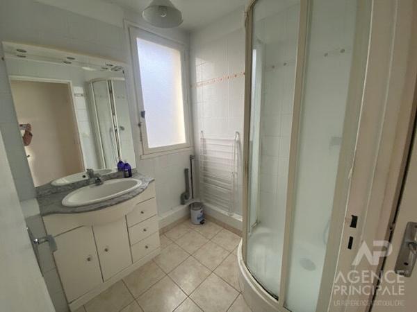 Appartement Rueil Malmaison 1 pièce(s) 27 m2 Loyer 850 €/mois charges comprises **  - Référence  20087
