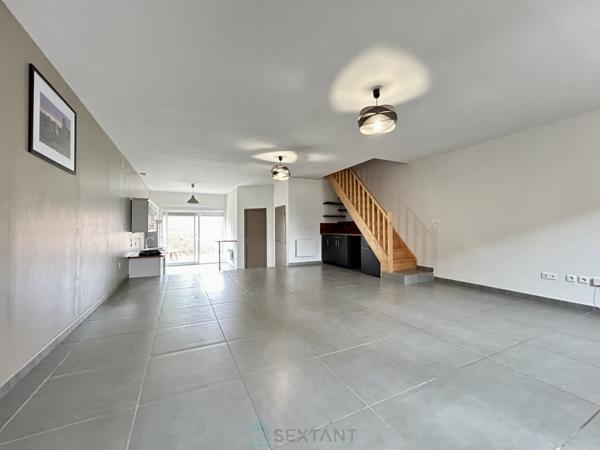 MAISON AVEC HANGAR DE 80 M2.