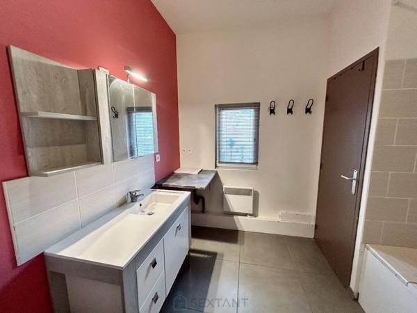 MAISON AVEC HANGAR DE 80 M2.