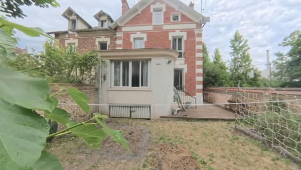 A Corbeil-Essonnes, appartement 2 pièces, jardin 95 m2, occupé, à 2 pas de la gare
