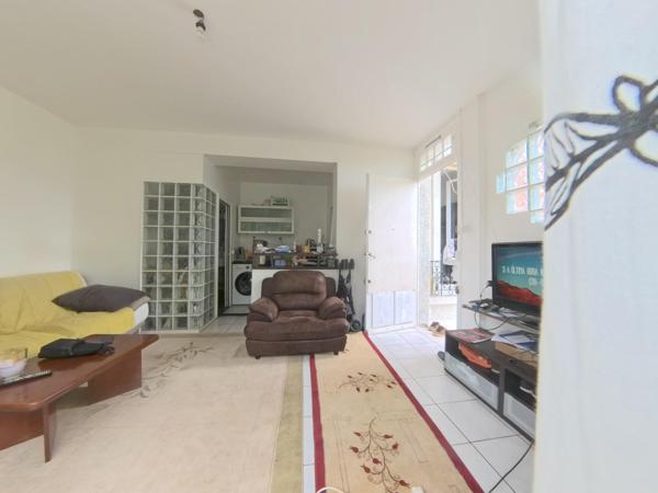 A Corbeil-Essonnes, appartement 2 pièces, jardin 95 m2, occupé, à 2 pas de la gare