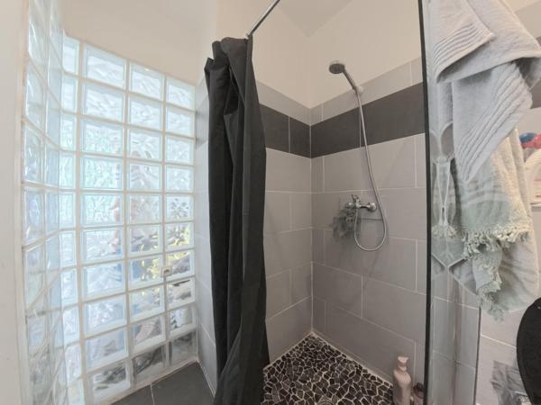 A Corbeil-Essonnes, appartement 2 pièces, jardin 95 m2, occupé, à 2 pas de la gare