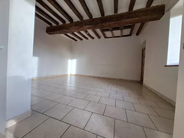 À vendre - Maison mitoyenne 1 côté, 5 pièces située à Saint-Rémy-du-Val (72600)