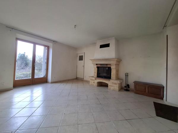 À vendre - Maison mitoyenne 1 côté, 5 pièces située à Saint-Rémy-du-Val (72600)