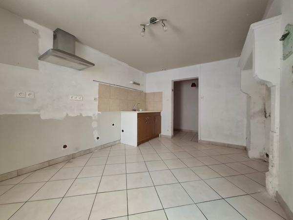 À vendre - Maison mitoyenne 1 côté, 5 pièces située à Saint-Rémy-du-Val (72600)