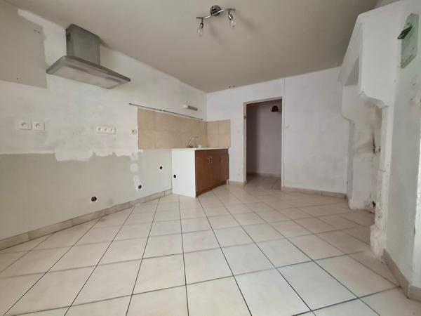 À vendre - Maison mitoyenne 1 côté, 5 pièces située à Saint-Rémy-du-Val (72600)