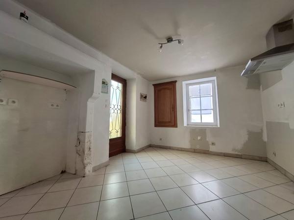 À vendre - Maison mitoyenne 1 côté, 5 pièces située à Saint-Rémy-du-Val (72600)