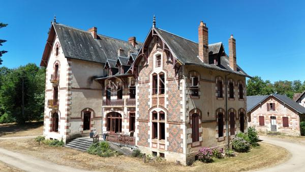 Château du XIXe siècle au cœur de 13 hectares avec dépendances et potentiel évènementiel dans l'Alli