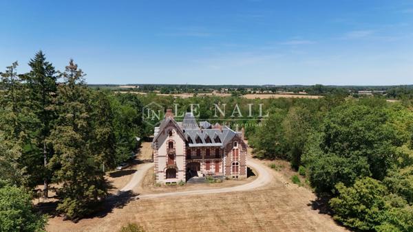 Château du XIXe siècle au cœur de 13 hectares avec dépendances et potentiel évènementiel dans l'Alli