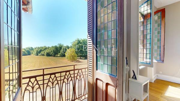 Château du XIXe siècle au cœur de 13 hectares avec dépendances et potentiel évènementiel dans l'Alli