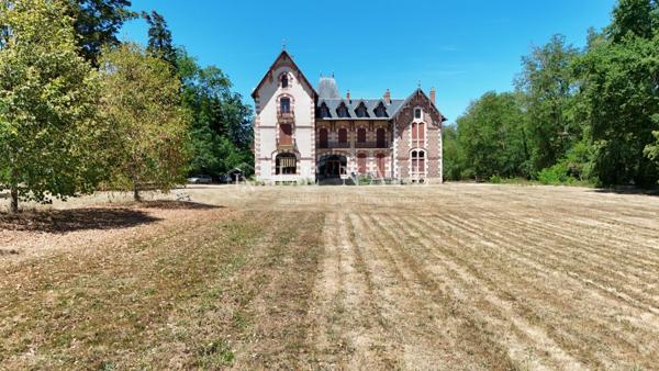 Château du XIXe siècle au cœur de 13 hectares avec dépendances et potentiel évènementiel dans l'Alli