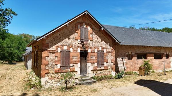 Château du XIXe siècle au cœur de 13 hectares avec dépendances et potentiel évènementiel dans l'Alli