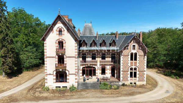 Château du XIXe siècle au cœur de 13 hectares avec dépendances et potentiel évènementiel dans l'Alli