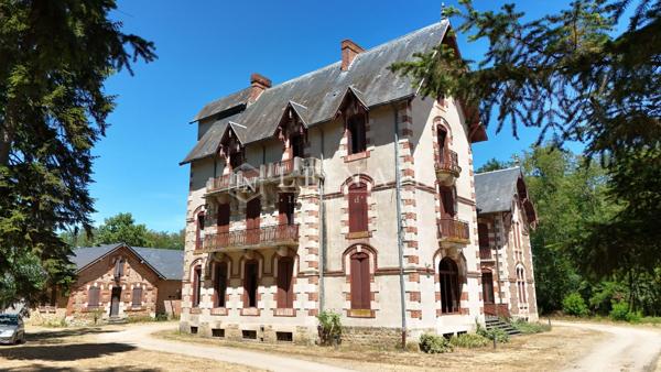 Château du XIXe siècle au cœur de 13 hectares avec dépendances et potentiel évènementiel dans l'Alli