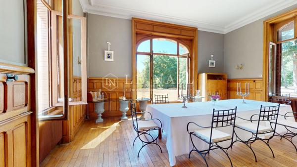 Château du XIXe siècle au cœur de 13 hectares avec dépendances et potentiel évènementiel dans l'Alli