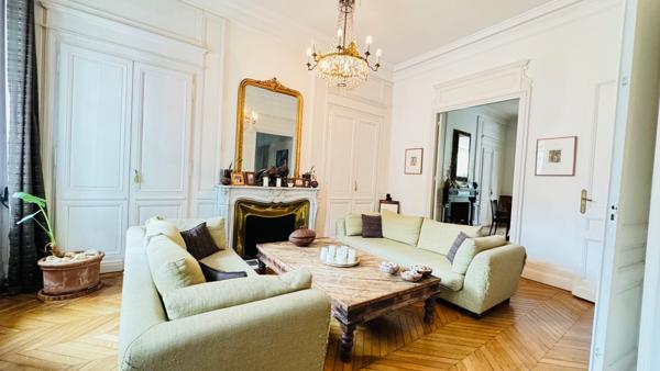 BORDEAUX HOTEL PARTICULIER 320M² JARDIN 80 m²