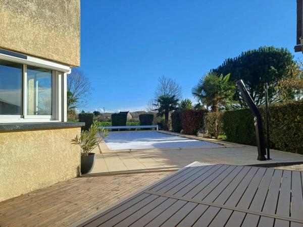 Idéalement située à 2.5km de Rignac,  25 minutes de Villefranche et 25 minutes de Rodez.