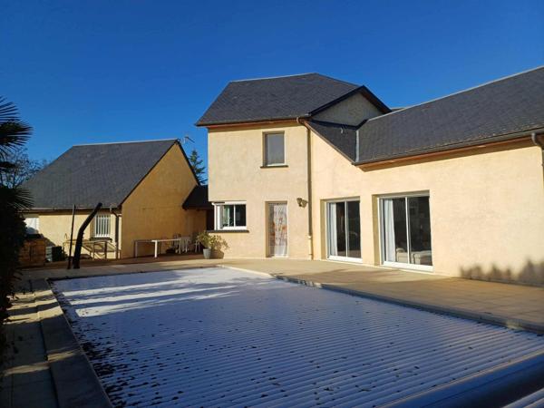 Idéalement située à 2.5km de Rignac,  25 minutes de Villefranche et 25 minutes de Rodez.