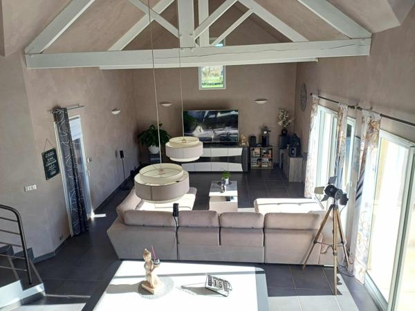 Idéalement située à 2.5km de Rignac,  25 minutes de Villefranche et 25 minutes de Rodez.