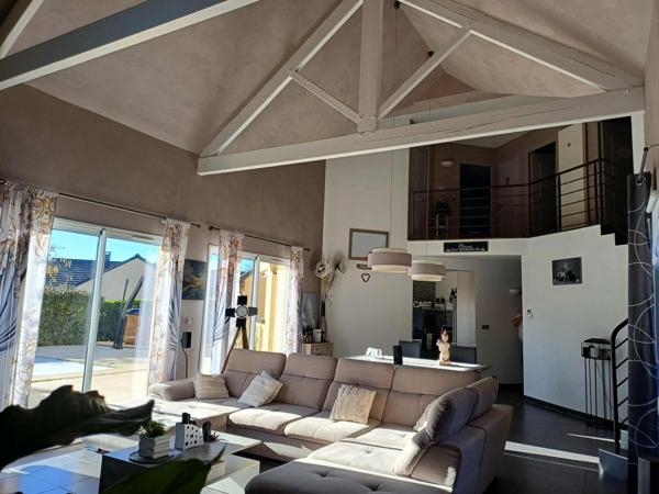 Idéalement située à 2.5km de Rignac,  25 minutes de Villefranche et 25 minutes de Rodez.