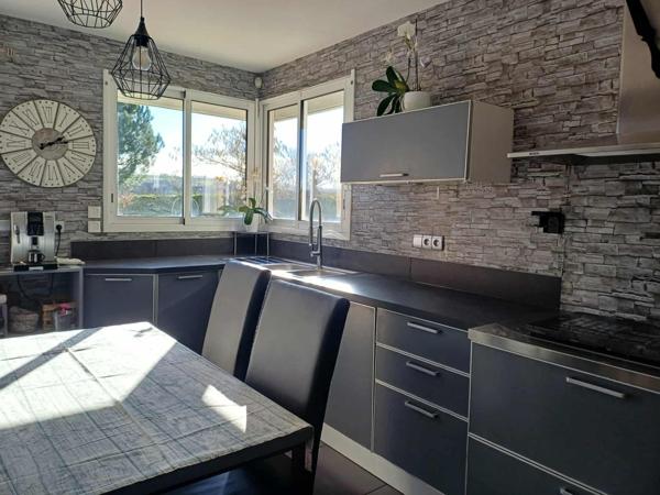 Idéalement située à 2.5km de Rignac,  25 minutes de Villefranche et 25 minutes de Rodez.