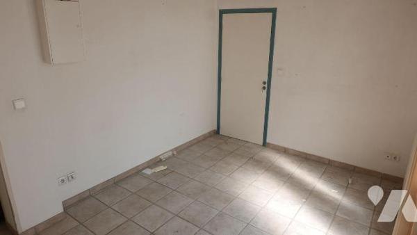 BUREAUX LIBRES , TRES PROCHE CENTRE VILLE.
A VENDRE A RETHEL, AXE REIMS/CHARLEVILLE-MEZIERES, ...