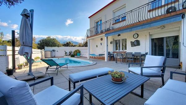 MAISON FAMILIALE - 2 NIVEAUX - 4 CHAMBRES - PISCINE