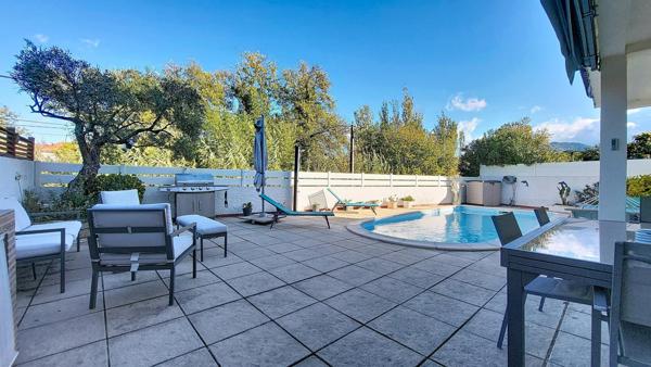 MAISON FAMILIALE - 2 NIVEAUX - 4 CHAMBRES - PISCINE