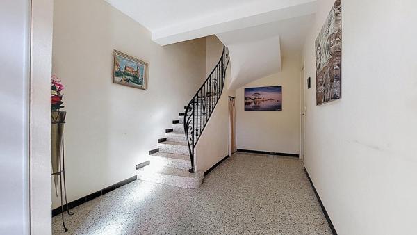 MAISON FAMILIALE - 2 NIVEAUX - 4 CHAMBRES - PISCINE