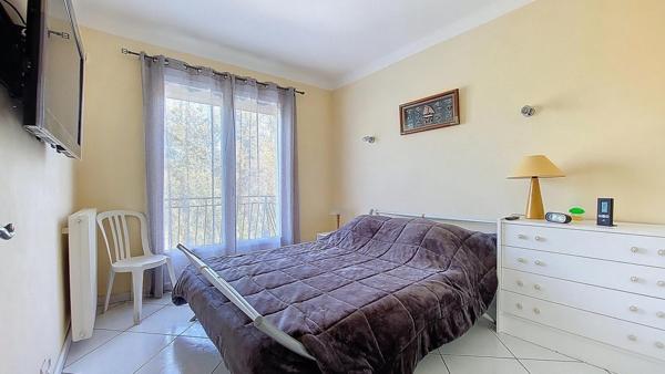 MAISON FAMILIALE - 2 NIVEAUX - 4 CHAMBRES - PISCINE