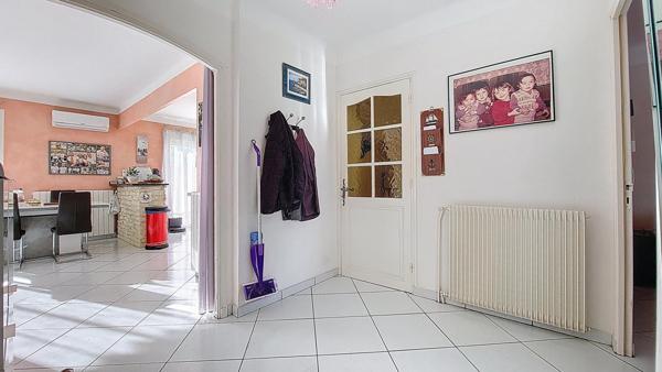 MAISON FAMILIALE - 2 NIVEAUX - 4 CHAMBRES - PISCINE