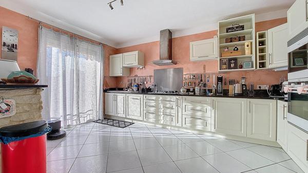 MAISON FAMILIALE - 2 NIVEAUX - 4 CHAMBRES - PISCINE