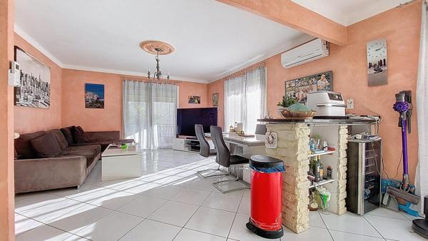 MAISON FAMILIALE - 2 NIVEAUX - 4 CHAMBRES - PISCINE