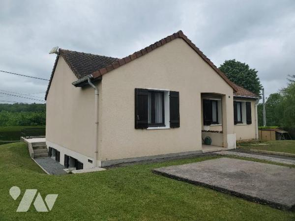 Maison à vendre à Glénic (23380) en Creuse (23) comprenant :
- De plain-pied : entrée avec pla...