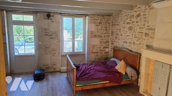 Dans un village calme et verdoyant à 10 min de Melle 8 min de Celles et 25 min de Niort. Belle ...