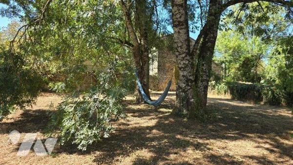 Dans un village calme et verdoyant à 10 min de Melle 8 min de Celles et 25 min de Niort. Belle ...