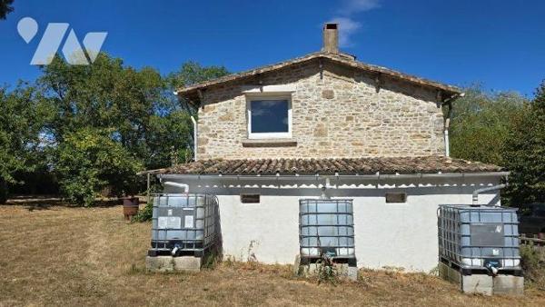 Dans un village calme et verdoyant à 10 min de Melle 8 min de Celles et 25 min de Niort. Belle ...