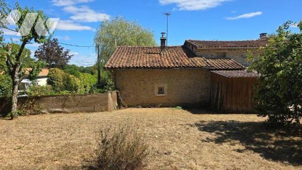 Dans un village calme et verdoyant à 10 min de Melle 8 min de Celles et 25 min de Niort. Belle ...