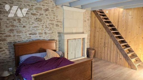 Dans un village calme et verdoyant à 10 min de Melle 8 min de Celles et 25 min de Niort. Belle ...