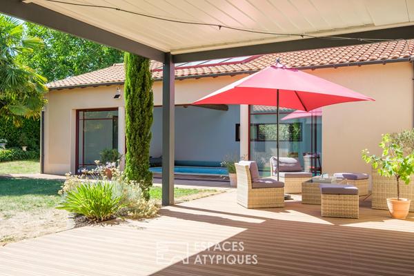 Maison de plain-pied ouvert sur jardin, terrasse et piscine couverte