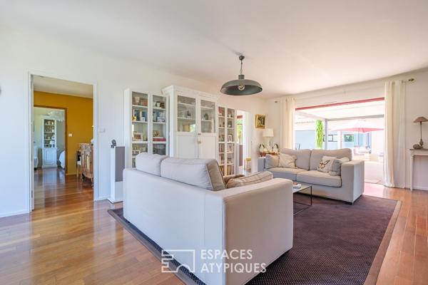 Maison de plain-pied ouvert sur jardin, terrasse et piscine couverte