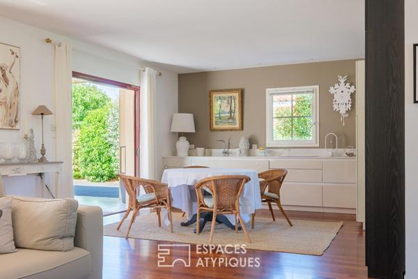 Maison de plain-pied ouvert sur jardin, terrasse et piscine couverte