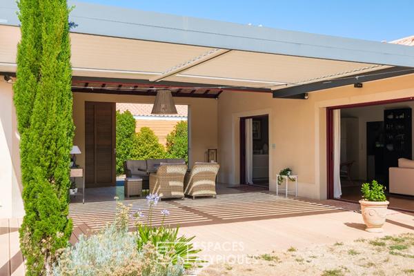 Maison de plain-pied ouvert sur jardin, terrasse et piscine couverte