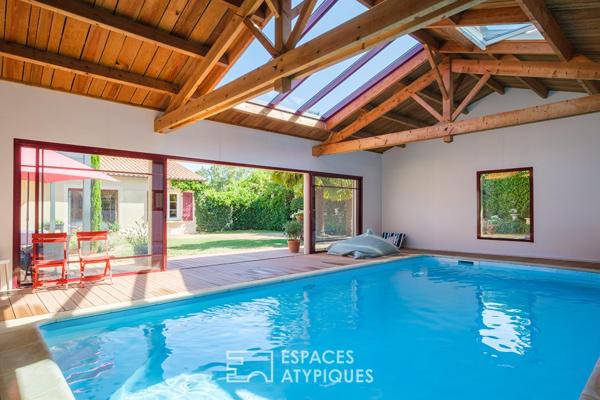 Maison de plain-pied ouvert sur jardin, terrasse et piscine couverte