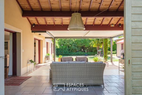 Maison de plain-pied ouvert sur jardin, terrasse et piscine couverte