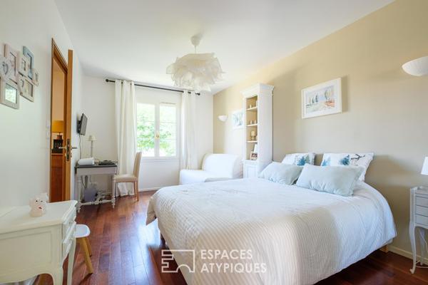 Maison de plain-pied ouvert sur jardin, terrasse et piscine couverte